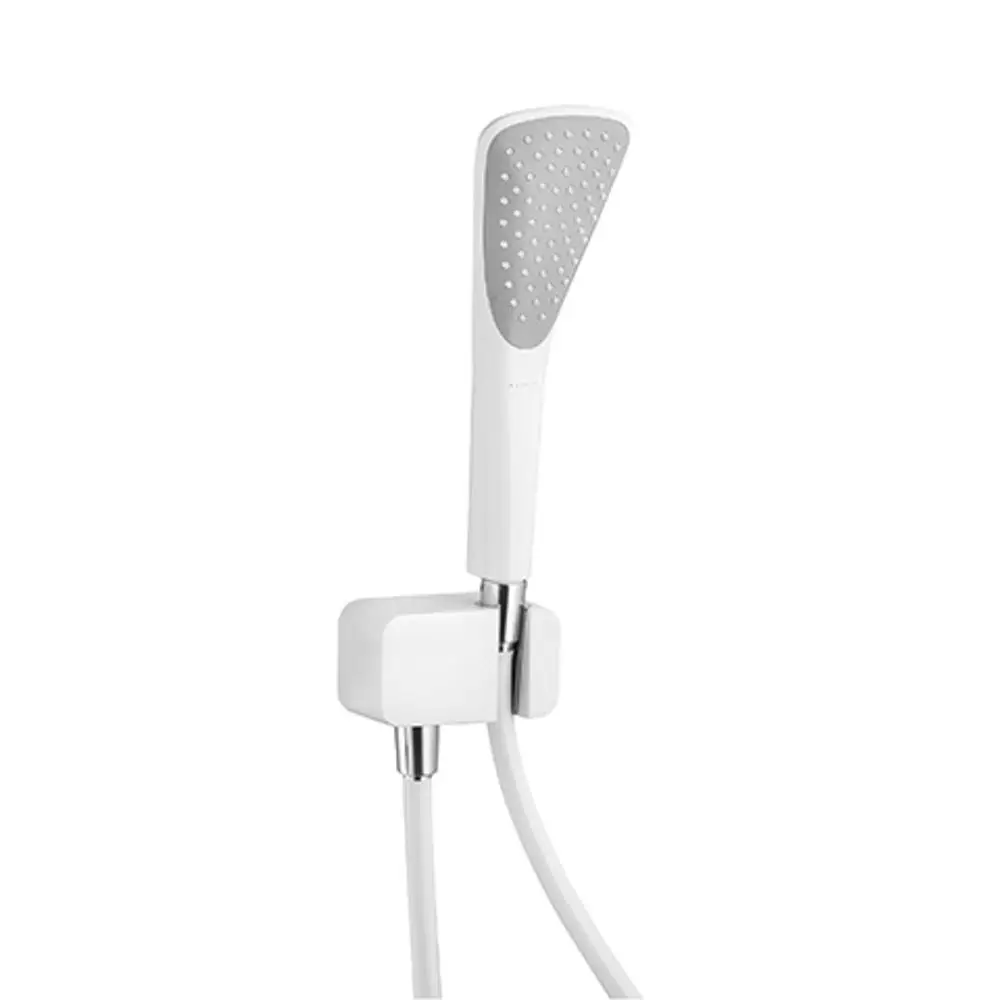 Brausekopf in Weiß mit grauem Sprüher, angebracht an einem Wandanschluss und einem Brausehalter. Kludi-Design mit flexibler Verbindung zur Wasserzufuhr.